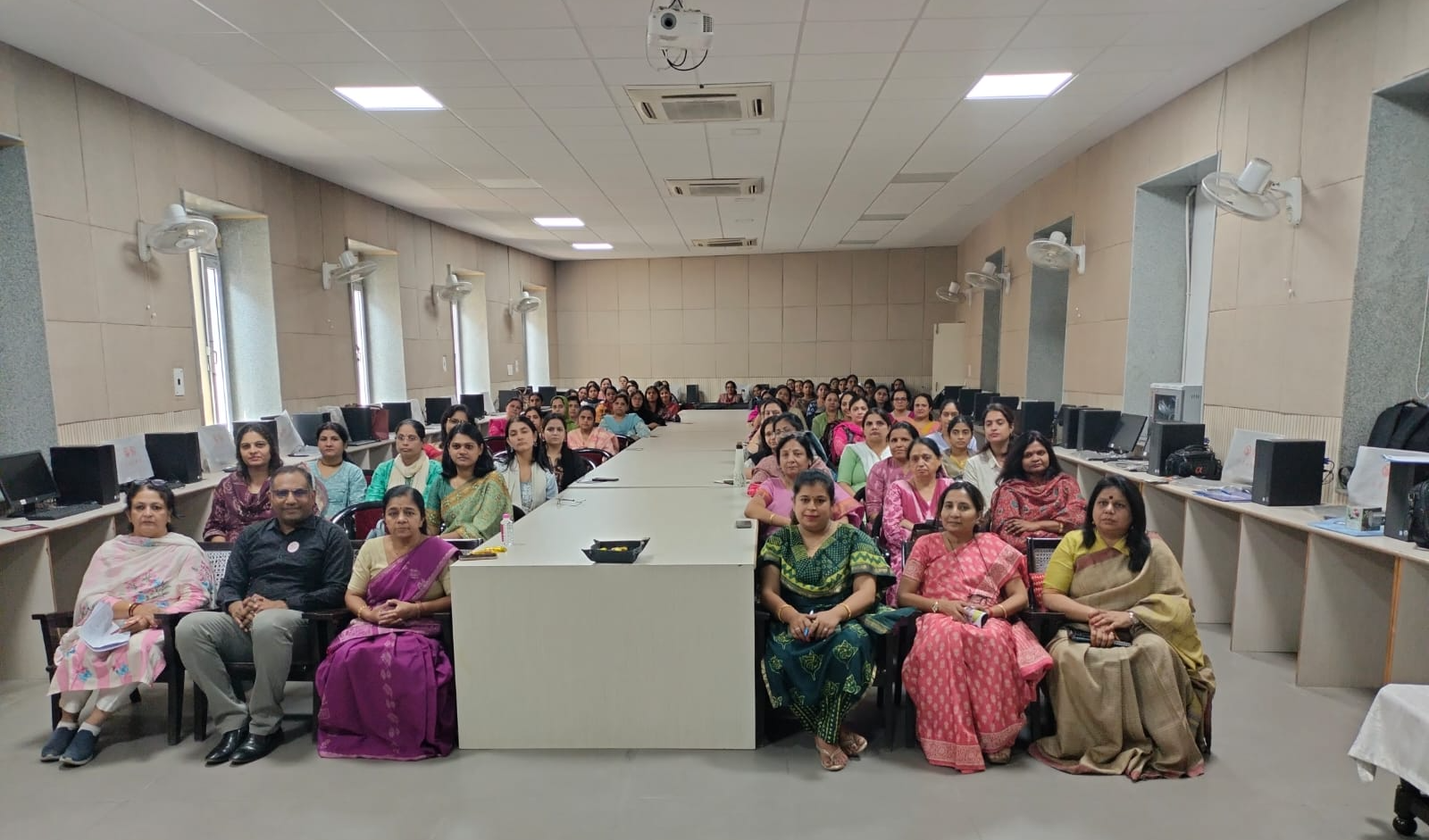 फाइनेंशियल इंडिपेंडेंसः एमपावरिंग वूमेन पर संवाद