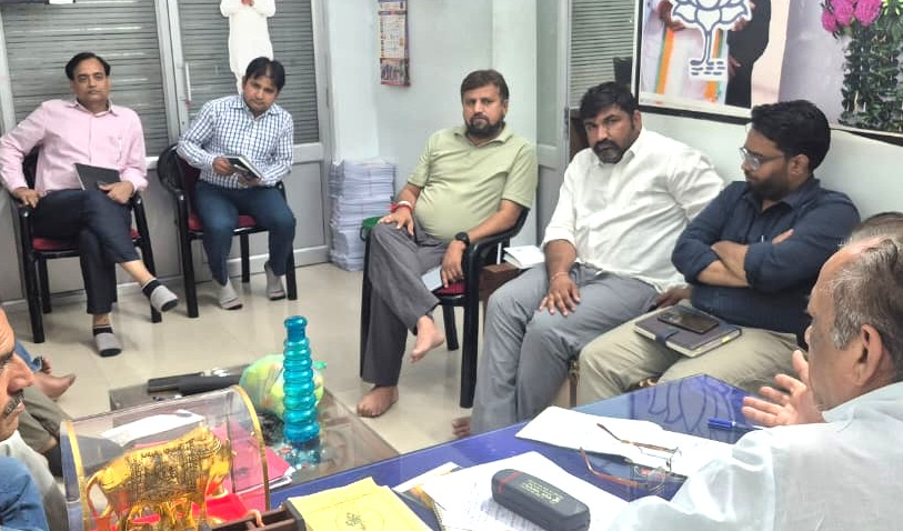 कैबिनेट मंत्री जोराराम कुमावत ने देर रात्रि ली अधिकारियों के साथ बैठक