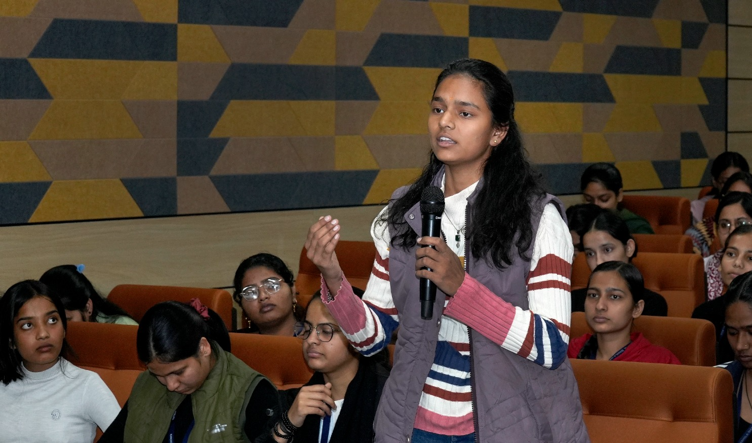 युवा विचार गोष्ठी में मतदान के महत्व पर हुई सारगर्भित चर्चा