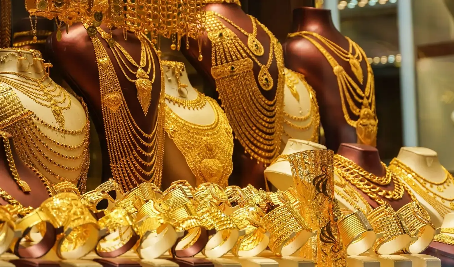 सोने-चांदी की कीमतों में तेज गिरावट, वैश्विक शेयर बाजारों में हलचल