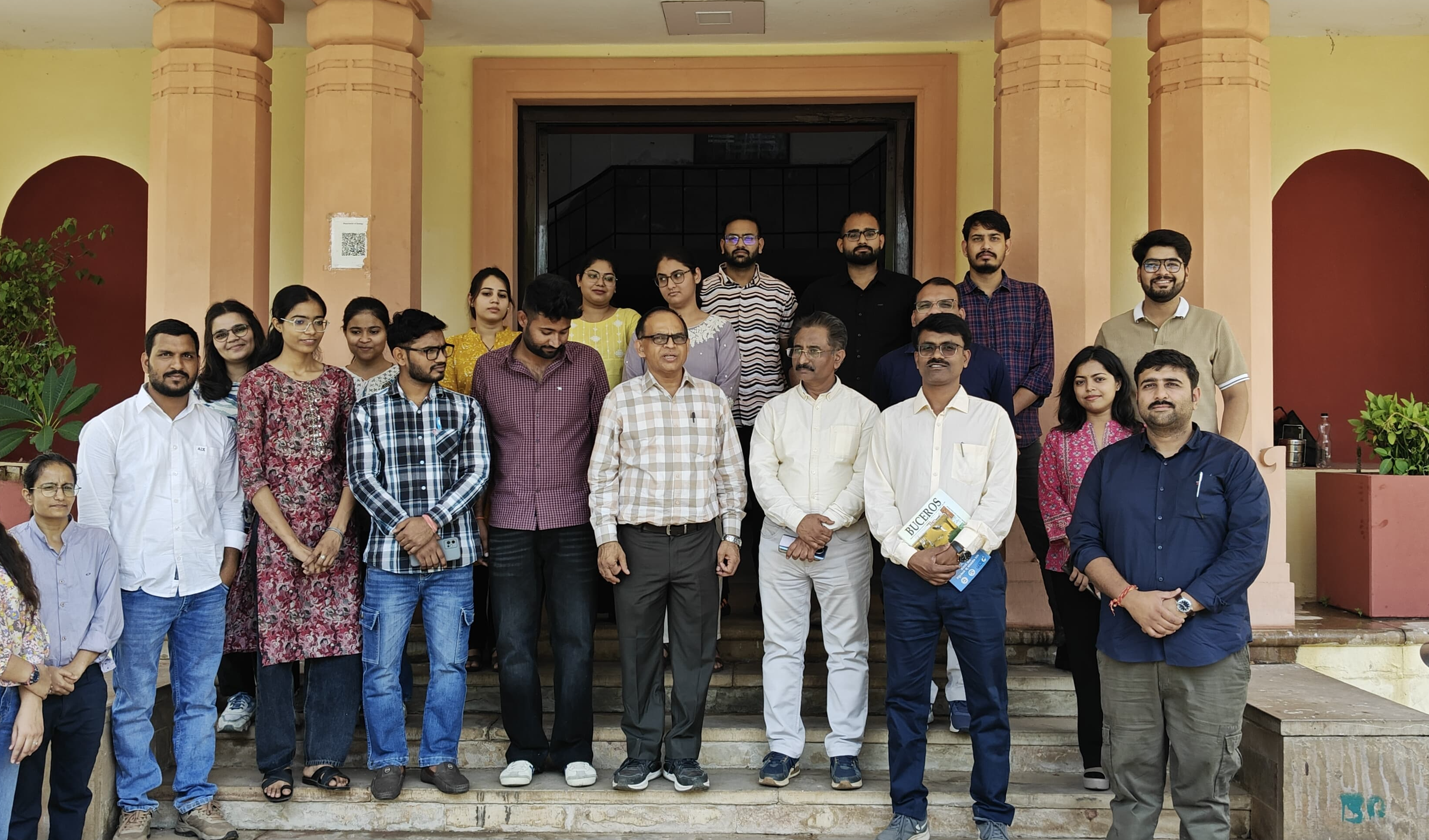 पक्षियों के लिए जल की व्यवस्था करने की सराहनीय पहल की