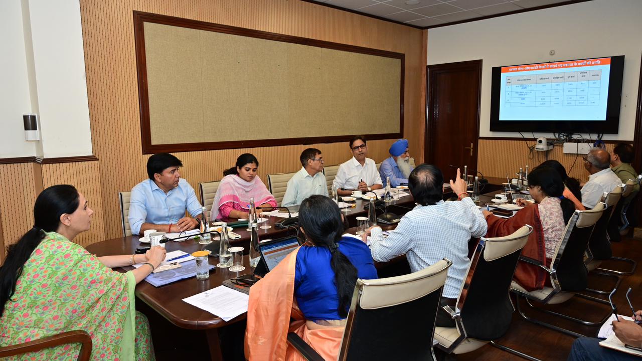 महिला एवं बाल विकास विभाग की समीक्षा बैठक में बजट घोषणाओं के समयबद्धता से क्रियान्वयन पर हुई चर्चा