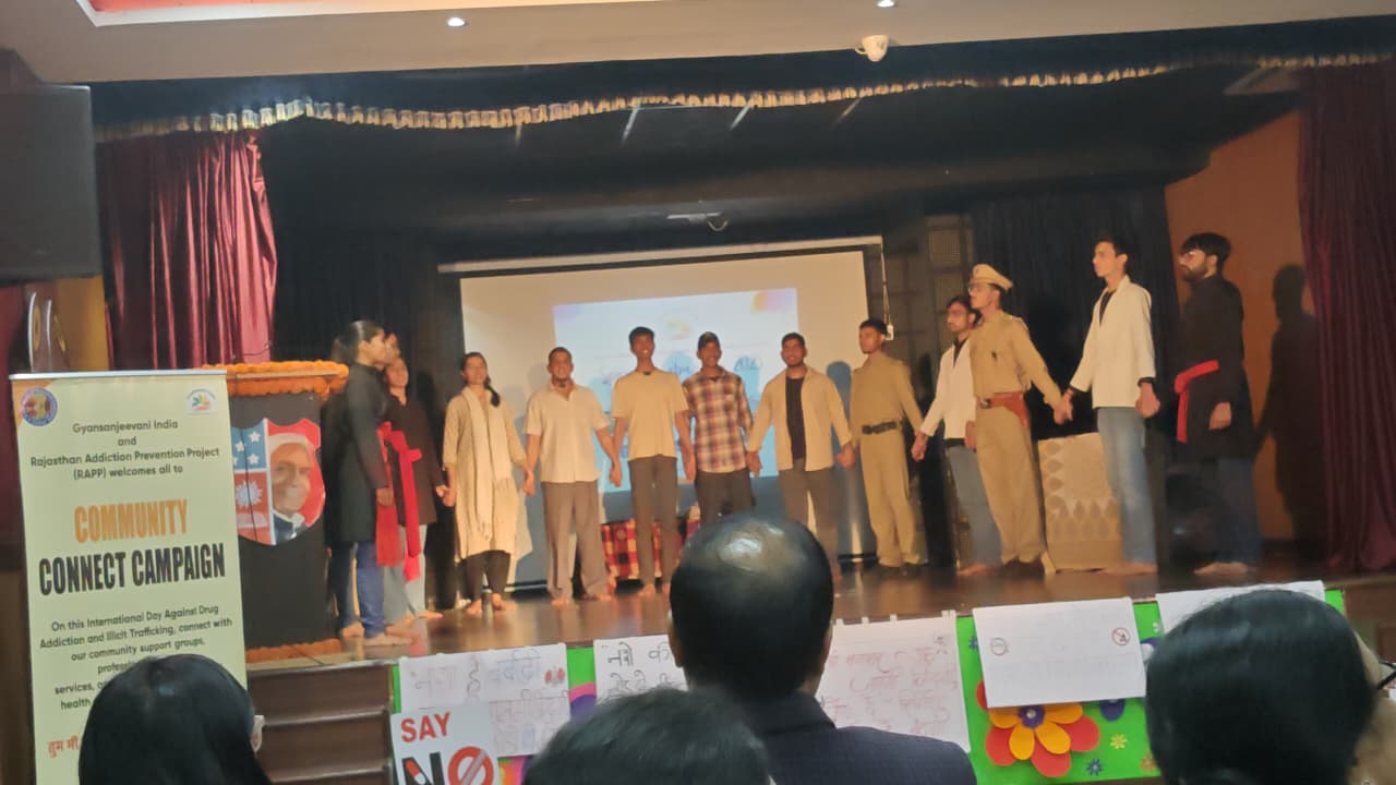 नाटक - तलब (मज़े से मौत का सफर) का मंचन कर नशा मुक्ति का संदेश दिया