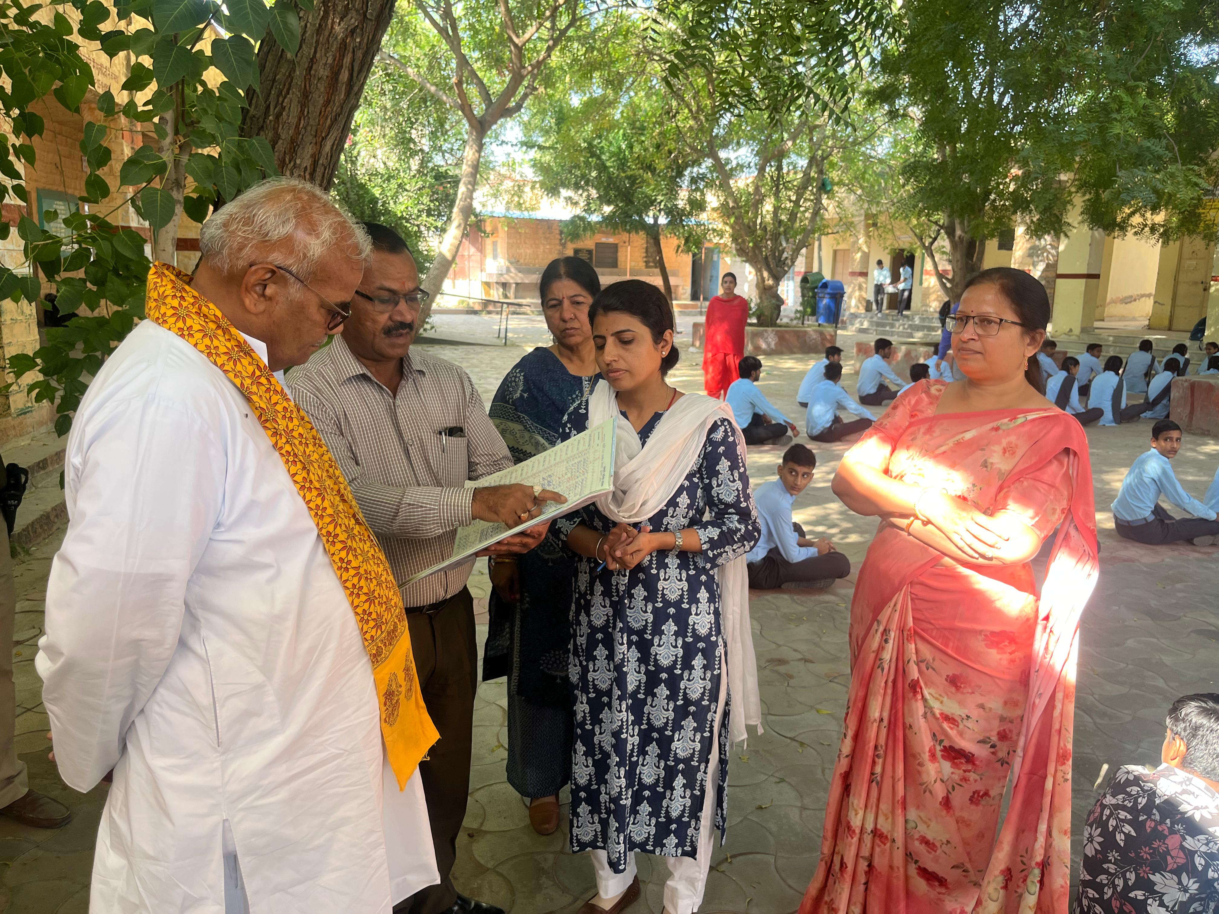 शिक्षा मंत्री का जोधपुर विद्यालयों का औचक निरिक्षण:  प्रार्थना गतिविधियों को देखा, शौचालयो में स्वच्छ्ता नहीं मिलने पर जताई नाराजगी