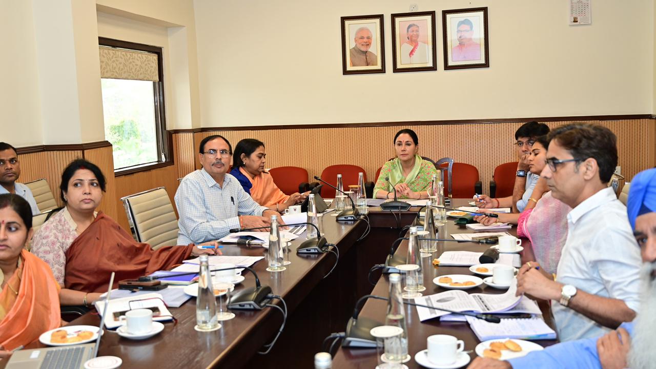 महिला एवं बाल विकास विभाग की समीक्षा बैठक में बजट घोषणाओं के समयबद्धता से क्रियान्वयन पर हुई चर्चा