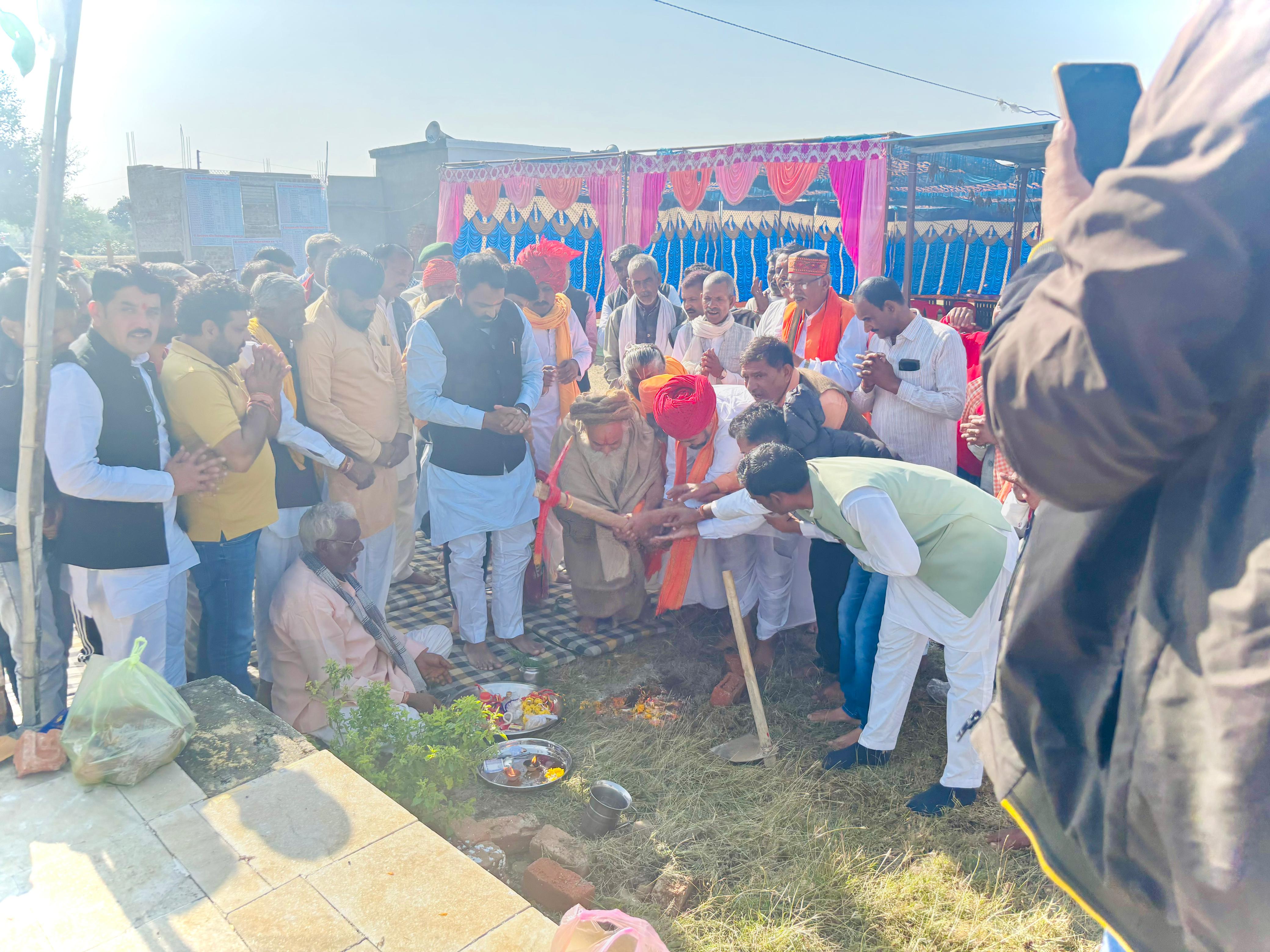 सिरावदा में देवनारायण मंदिर का भूमिपूजन सम्पन्न, मालासेरी डूंगरी के पुजारी हेमराज पोसवाल रहे विशेष अतिथि