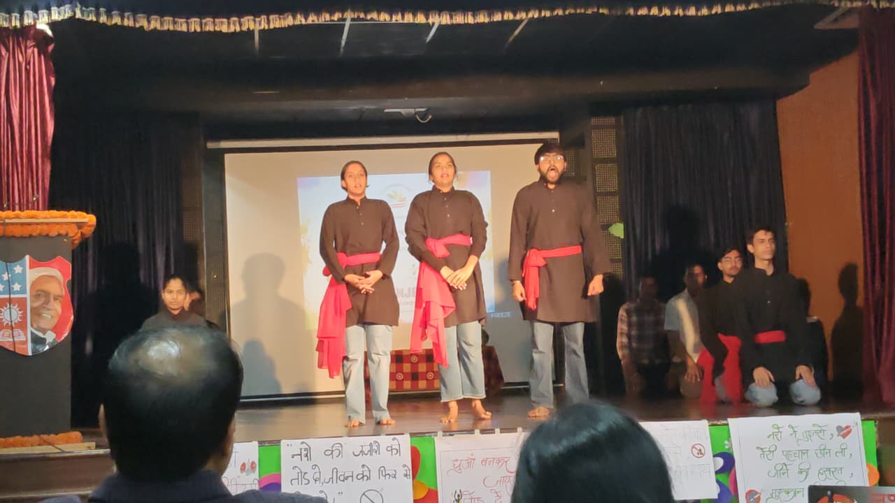 नाटक - तलब (मज़े से मौत का सफर) का मंचन कर नशा मुक्ति का संदेश दिया