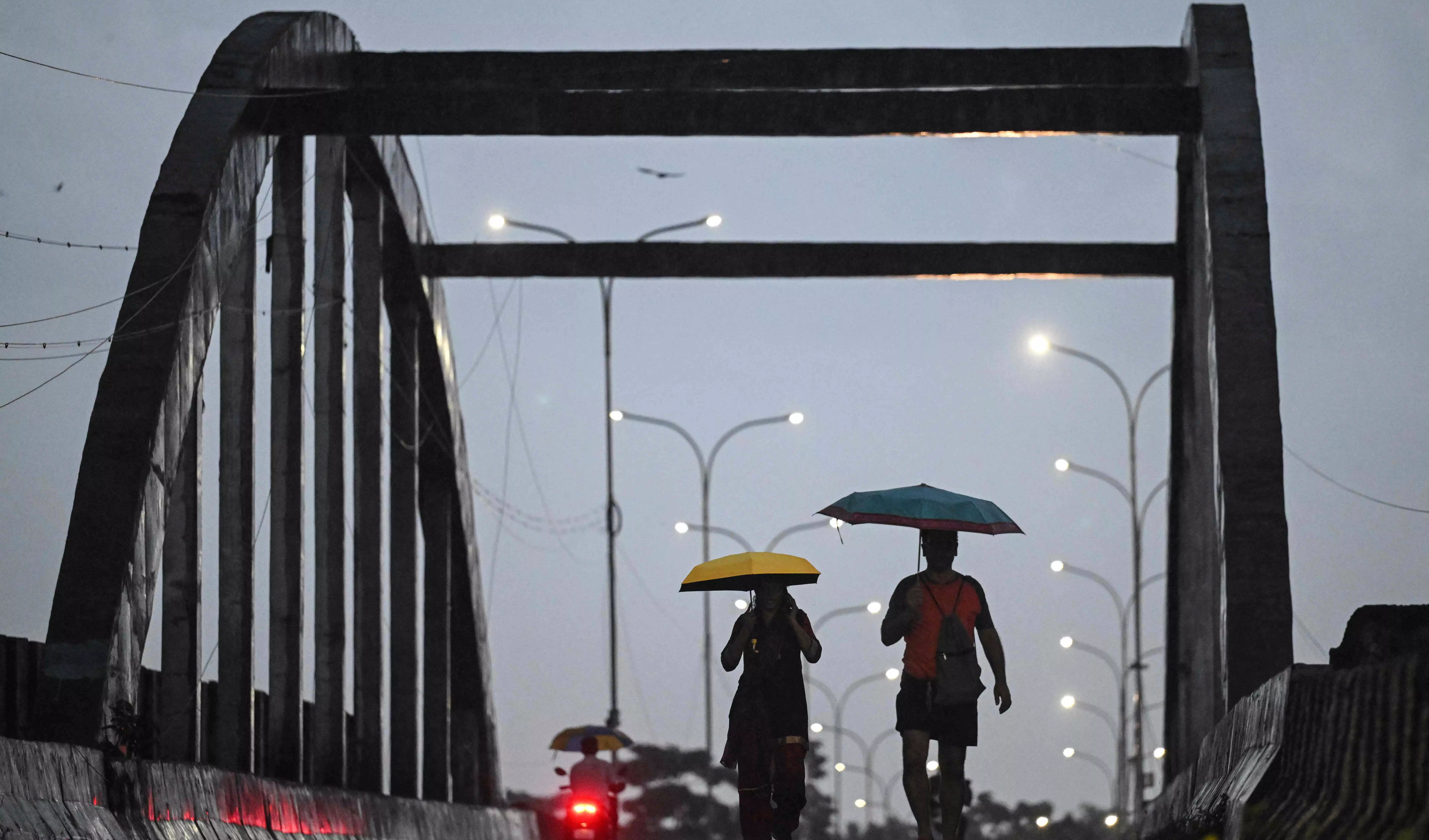 चेन्नई मौसम अपडेट: चक्रवात ‘दितवाह’ के नज़दीक आने से IMD ने ऑरेंज अलर्ट जारी, 47 उड़ानें रद्द