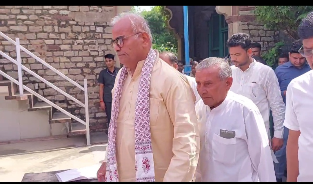 कोटा जिले की सात ग्राम पंचायतों में फैली गंदगी पर सख्त कार्रवाई के निर्देश, पंचायती राज मंत्री ने सफाई व्यवस्था की पोल खोलने के बाद अफसरों पर जताई नाराज़गी, दी कार्रवाई की चेतावनी