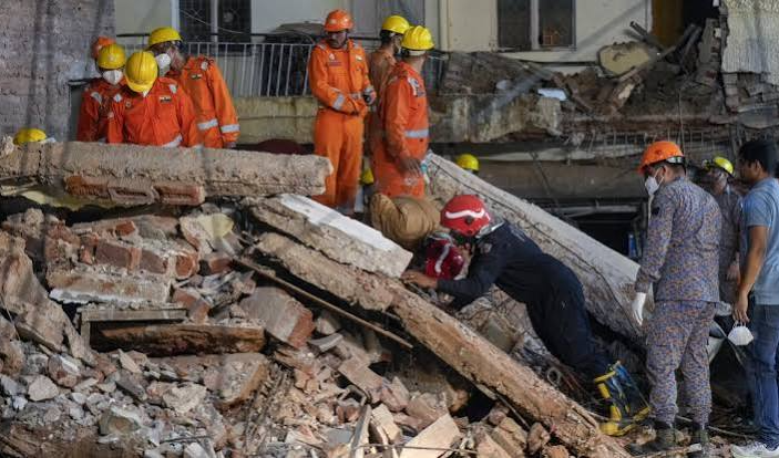 Delhi Building Collapse: Seven Dead, 12 Rescued as Rescue Operations Continue in Satya Niketan