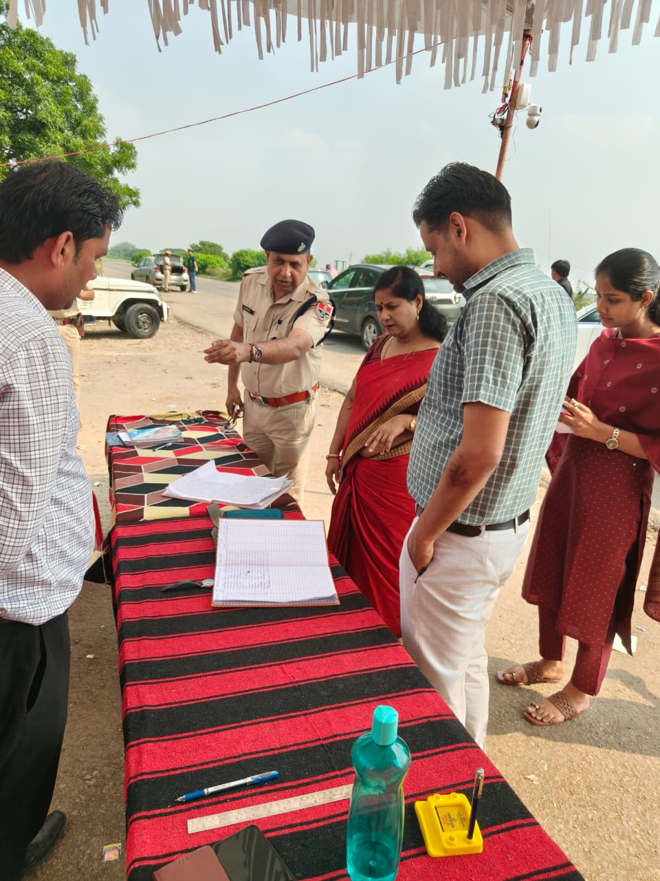 अंता विधानसभा उपचुनाव - 2025 -जनरल ऑब्जर्वर सुभाश्री नंदा ने किया मतदान केंद्रों, चेक पोस्टों का निरीक्षण एवं जिला अधिकारियों के साथ की बैठक
