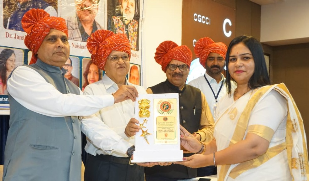 राष्ट्र निर्माण में गांधी चिंतन और शिक्षकों की अहम भूमिका, गुजरात चैम्बर ऑफ कॉमर्स एंड इंडस्ट्रीज, वडोदरा में हुआ महात्मा गांधी राष्ट्रीय शैक्षणिक सम्मेलन और शिक्षक सम्मान समारोह
