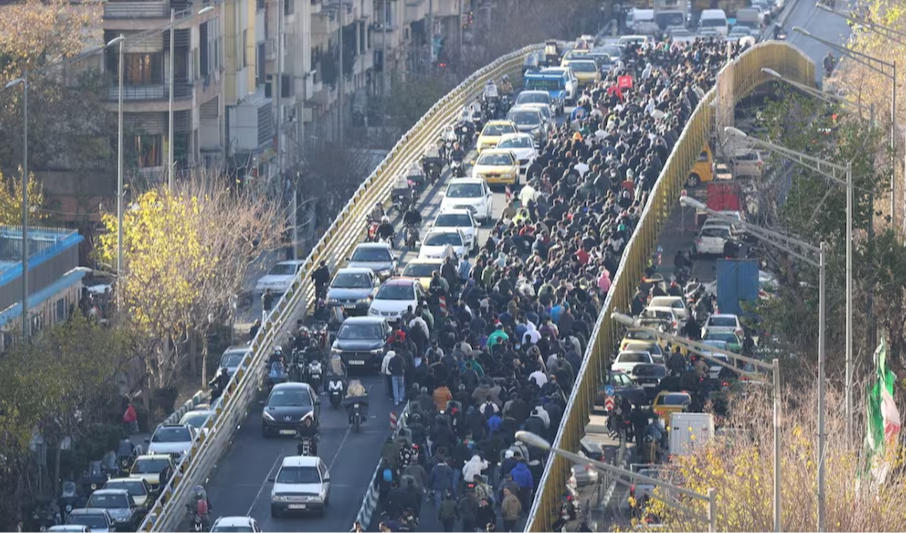 ईरान में बढ़ा जनआंदोलन, महंगाई और आर्थिक संकट के खिलाफ कई शहरों में प्रदर्शन