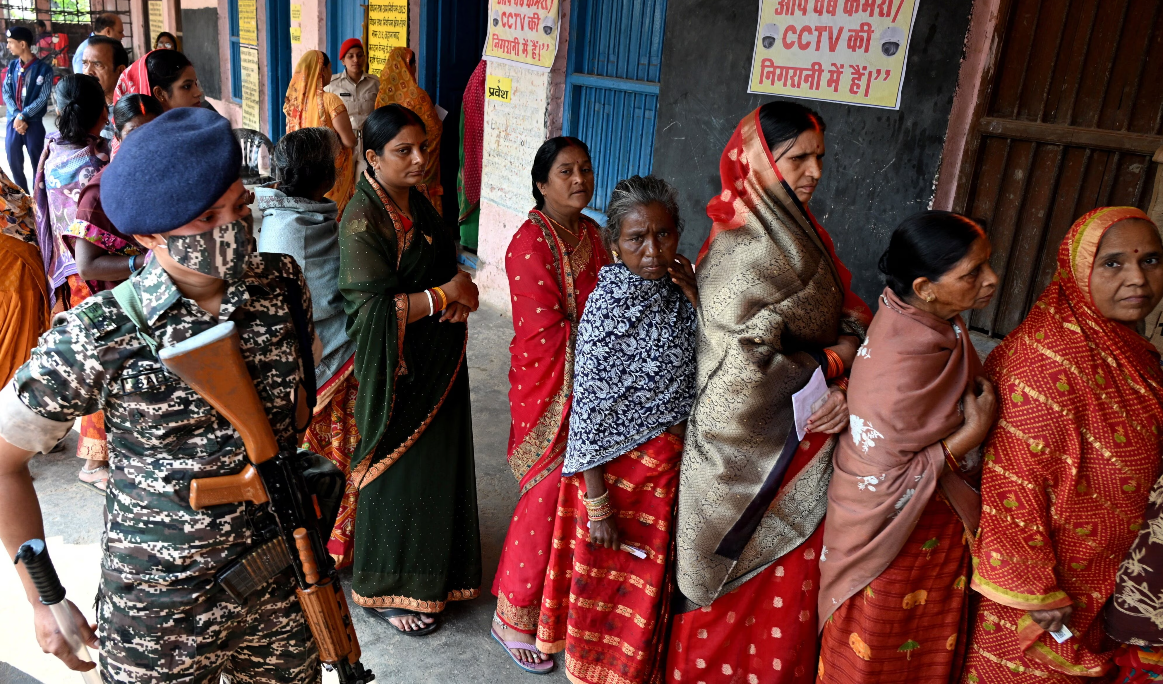 बांग्लादेश में आम चुनाव: दोपहर तक 32% से अधिक मतदान, लोकतंत्र की बड़ी परीक्षा