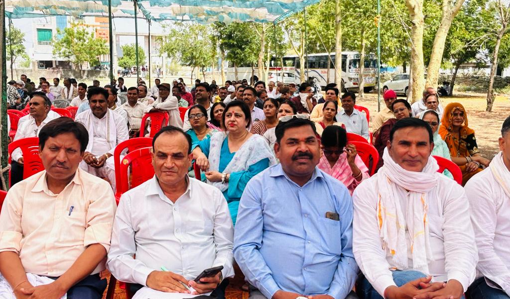 शिक्षक संघ (सियाराम) के बैनर तले हजारों शिक्षकों ने विशाल रैली निकालकर किया आक्रोश व्यक्त