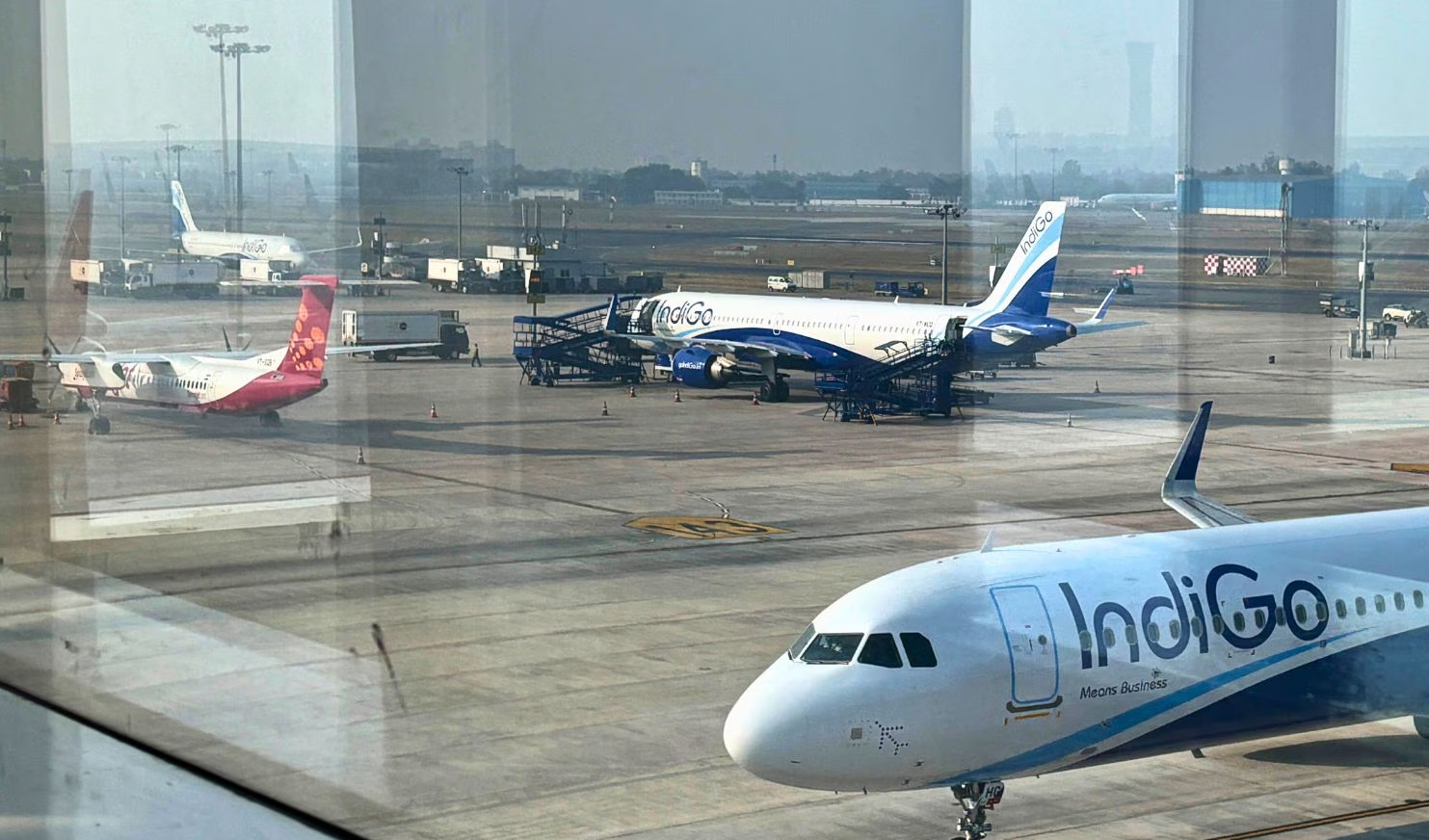 इंडिगो संकट: दिल्ली, मुंबई, पुणे समेत कई शहरों में आज करीब 300 उड़ानें रद्द