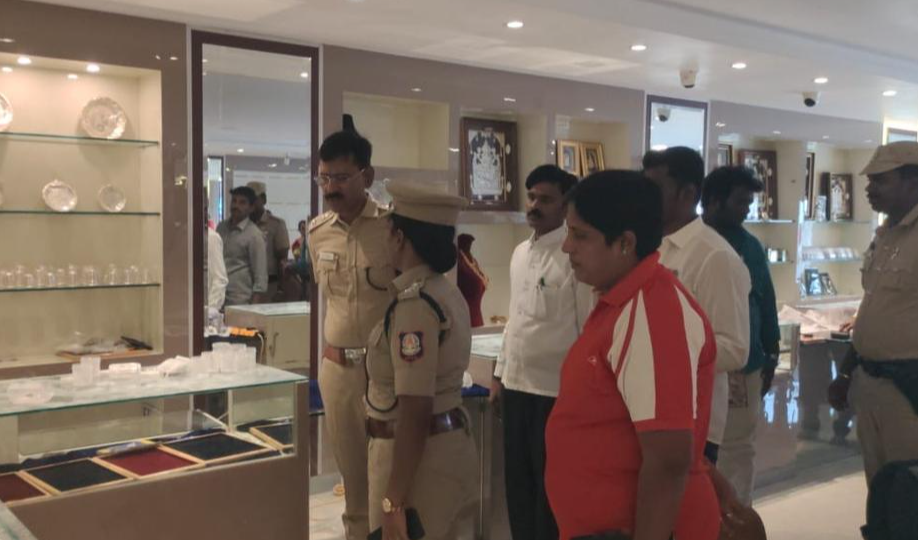 Head Constable Robbed of Jewellery Near Arani