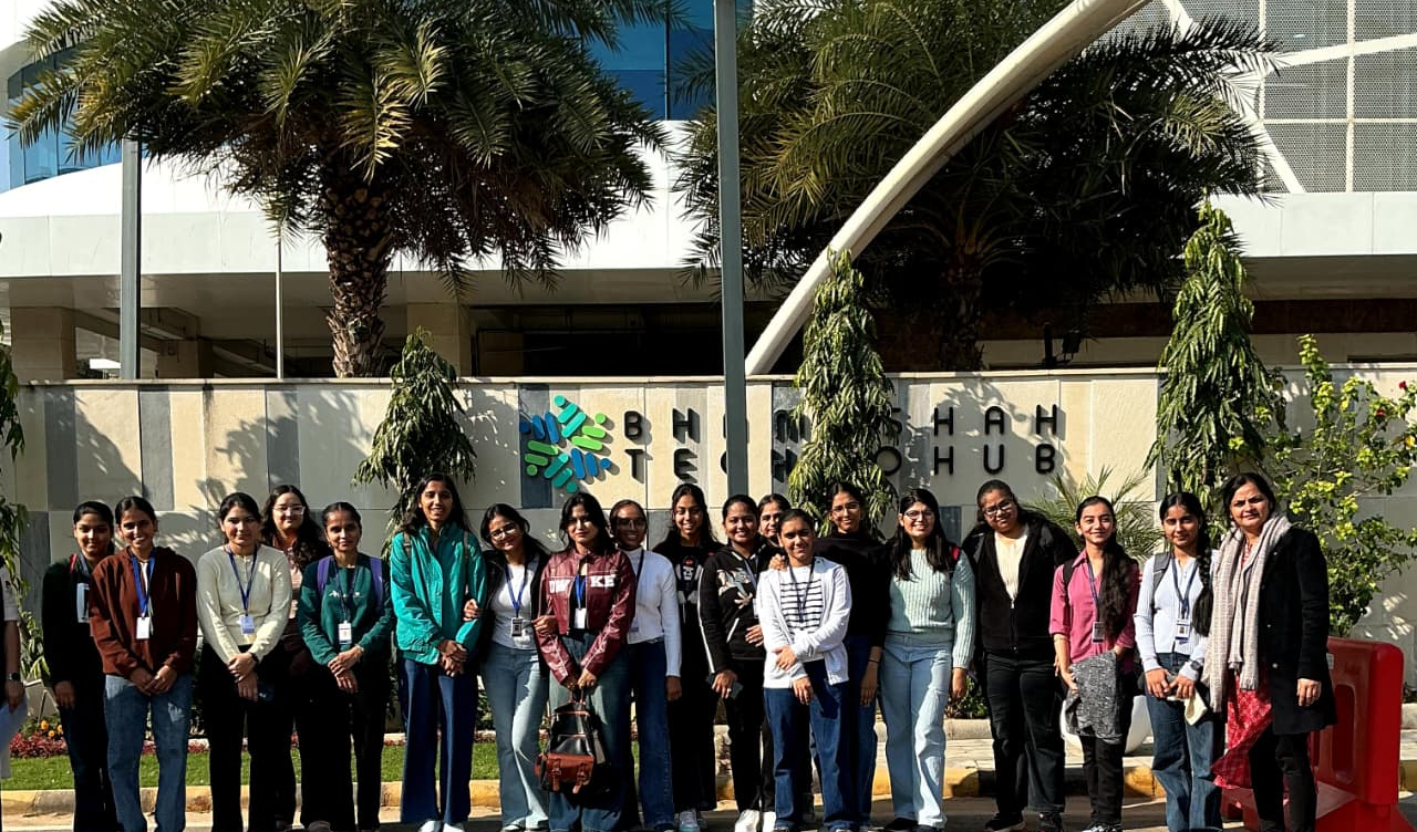 गौशाला की हाईटेक व्यवस्थाओं को देख सराहा