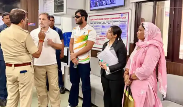 दिल्ली पुलिस स्टेशन में राहुल गांधी का धरना, युवक की पेलट चोटों को लेकर FIR दर्ज करने की मांग